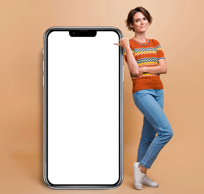 Mulher em pé ao lado da imagem de um celular do seu tamanho