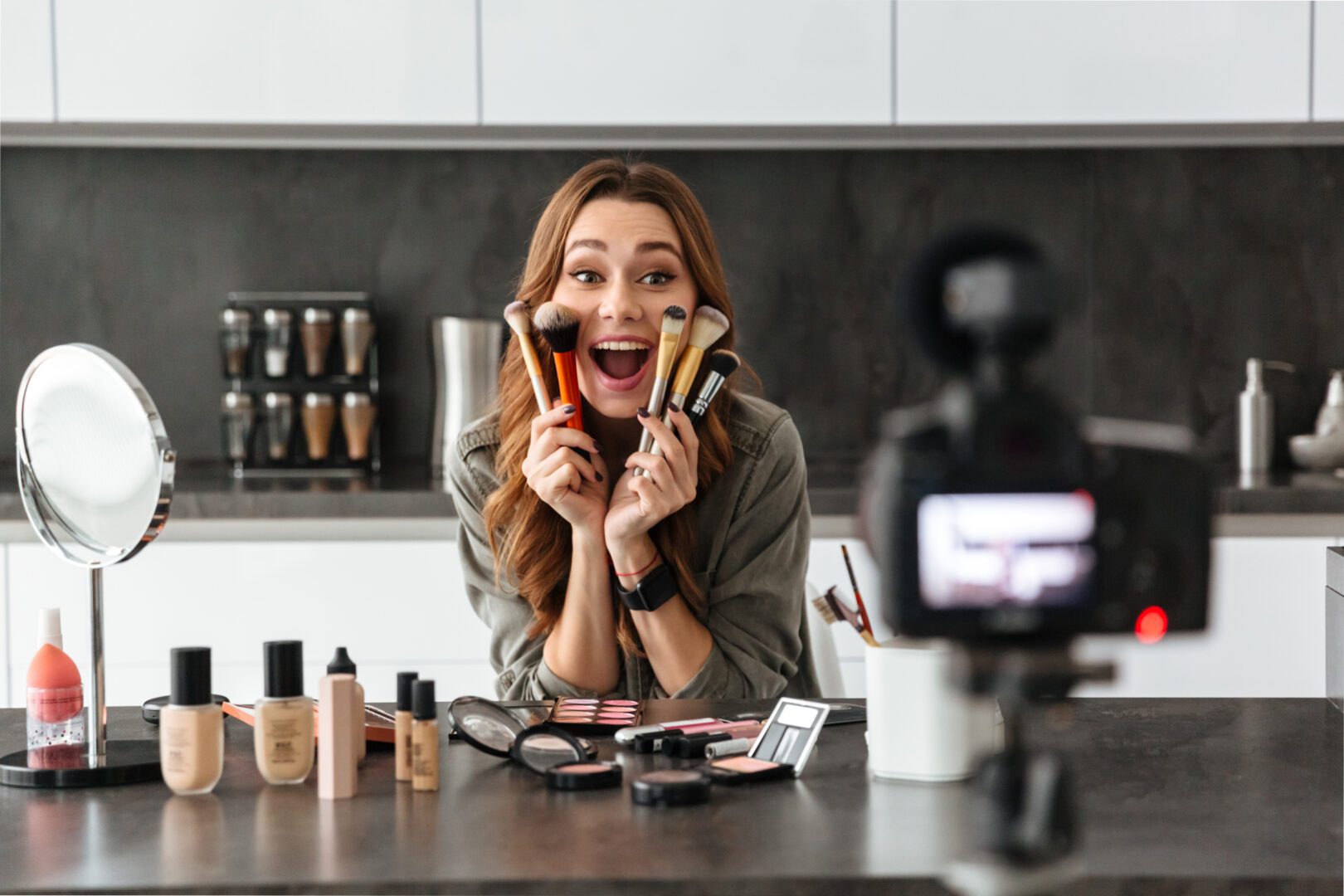 Mulher criando conteúdo de beleza para um blog