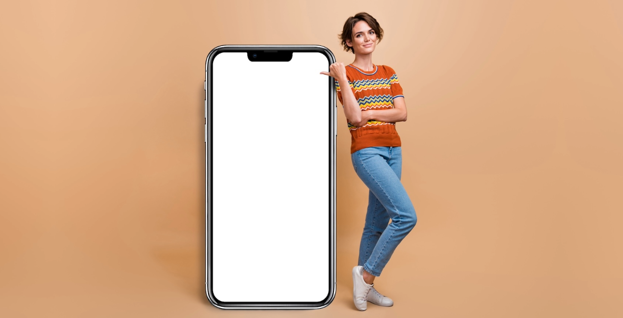 Mulher em pé ao lado da imagem de um celular do seu tamanho